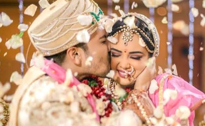 Aditya Narayan Shweta Agarwal kiss day