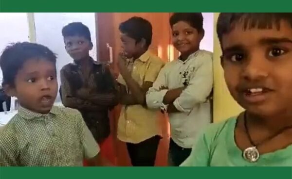 देखें फनी वीडियो: क्लासमेट को पेंसिल न लौटाने पर, बच्चा केस दर्ज कराने पहुंचा थाने